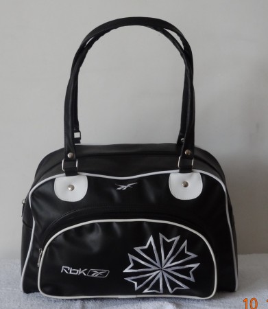 Art. 201.Cartera para dama en cuero ecológico con logo bordado